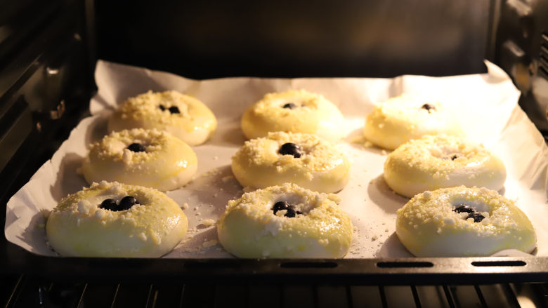 蓝莓爆浆大米面包,烤箱提前预热，180度，中层，上下火，烘烤大约20分钟就可以了。