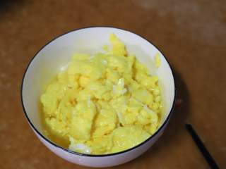 春韭菜炒鸡蛋,把炒好的鸡蛋先盛出来备用，锅中煎鸡蛋的油继续留在锅里。