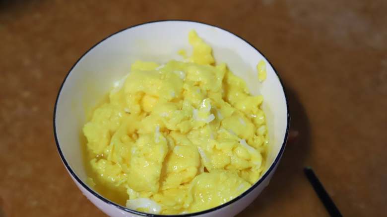 春韭菜炒鸡蛋,把炒好的鸡蛋先盛出来备用，锅中煎鸡蛋的油继续留在锅里。