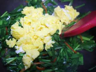春韭菜炒鸡蛋,韭菜熟起来很快，看到韭菜变软变颜色，就把鸡蛋倒进来一起炒。