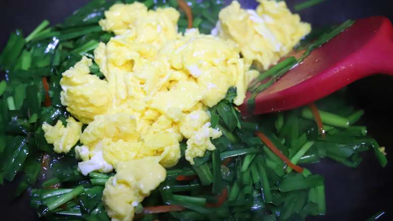 春韭菜炒鸡蛋,韭菜熟起来很快，看到韭菜变软变颜色，就把鸡蛋倒进来一起炒。