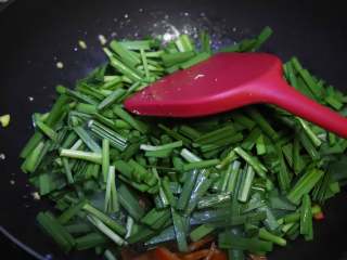 春韭菜炒鸡蛋,然后倒入切好的韭菜，大火快炒，不要盖锅盖。