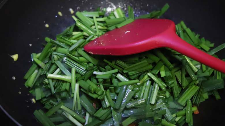 春韭菜炒鸡蛋,然后倒入切好的韭菜，大火快炒，不要盖锅盖。