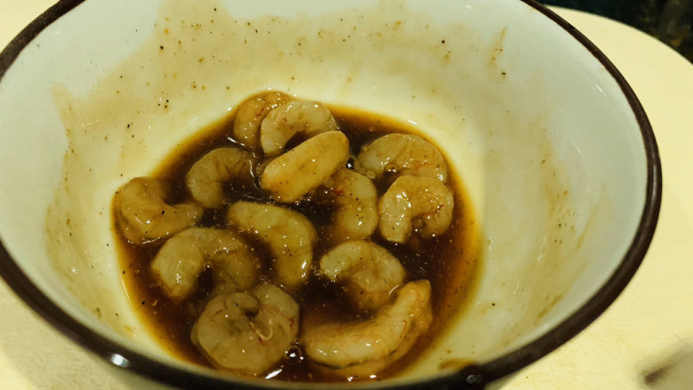 油菜炒虾仁,搅拌均匀，腌制十分钟；