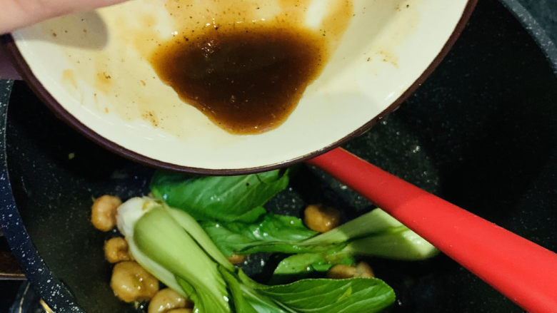 油菜炒虾仁,最后倒入腌制虾的料汁；