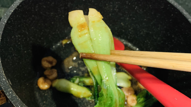 油菜炒虾仁,可以出锅了，把油菜夹起来先放碗底，虾仁倒油菜面上，摆盘即可；