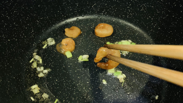 油菜炒虾仁,将腌好的虾仁放入锅里；