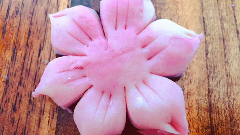 桃花酥,用拇指和食指捏出花瓣，用刀轻划出花蕊