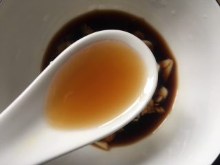 醋泡花生米,一勺香油，调料汁搅拌均匀