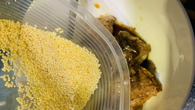 小米蒸排骨,把调料混合进排骨搅拌均匀，加入泡好的小米；