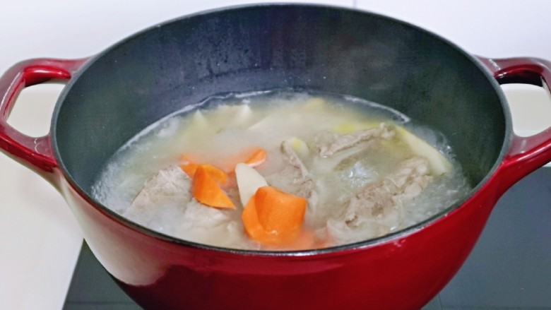 冬笋排骨汤,再加入胡萝卜炖5分钟。