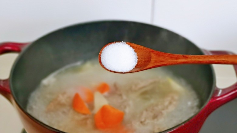 冬笋排骨汤,按个人口味加入盐，煮1分钟关火出锅。