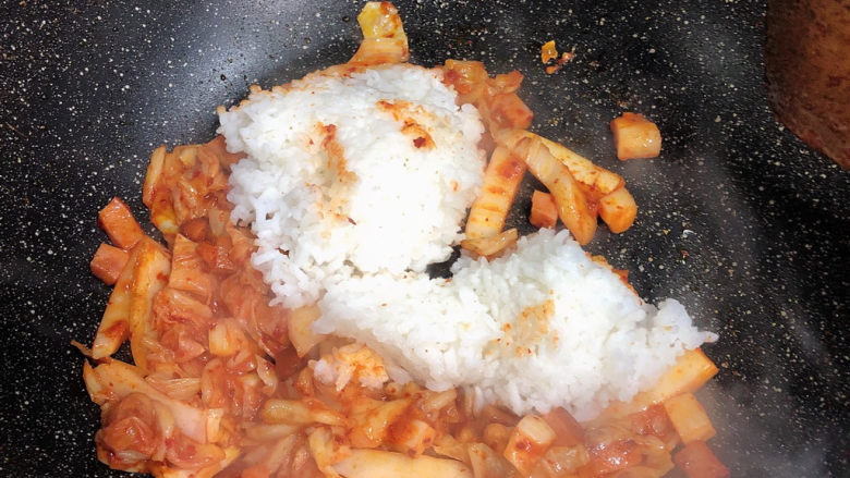 辣白菜芝士炒饭,翻炒出香味后，放米饭