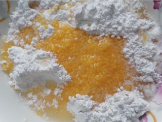 玉米渣煎饼,将煮熟的玉米渣倒掉水后倒入糯米粉里