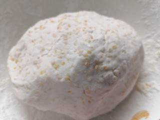 玉米渣煎饼,直至可以揉成一个光滑的糯米团