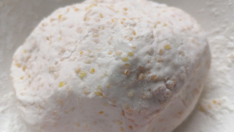 玉米渣煎饼,直至可以揉成一个光滑的糯米团