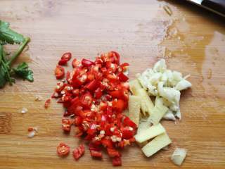 香菜木耳,生姜切片，大蒜拍碎切小，小米辣对半切开，然后切碎备用。