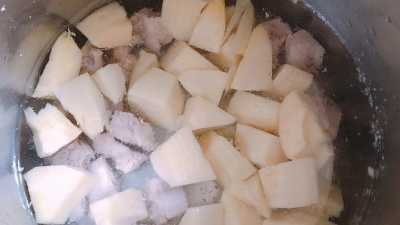 冬笋排骨汤,把排骨和笋一起放电饭煲并加入适量水，按下煲汤键