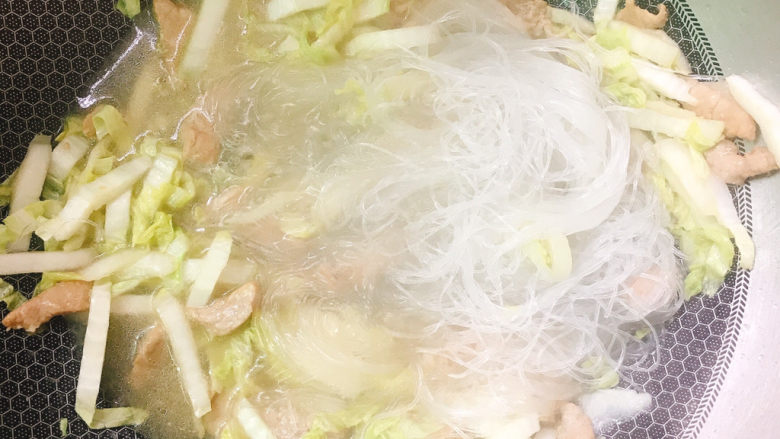 大白菜炖粉条,加入适量清水