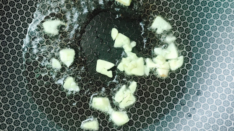 大白菜炖粉条,热锅冷油放入蒜末炒出香味
