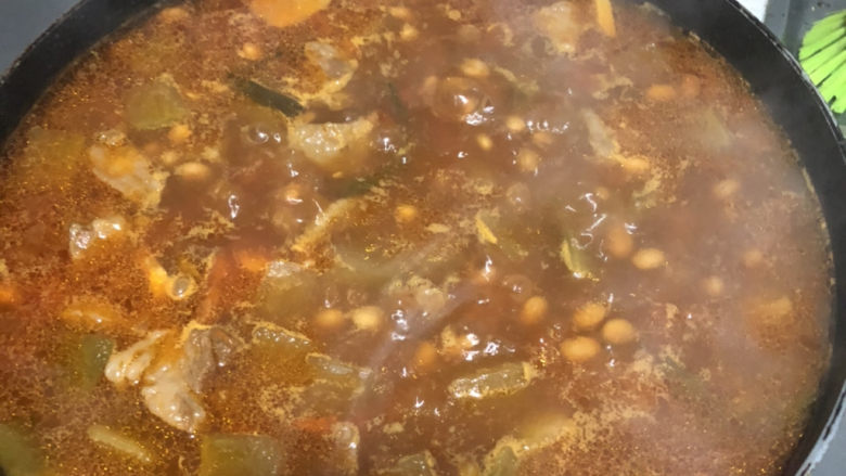炖牛腩v0.0.2,炖好出锅，
放入茄汁黄豆在火上炖一会
主要为了让汤汁更浓郁