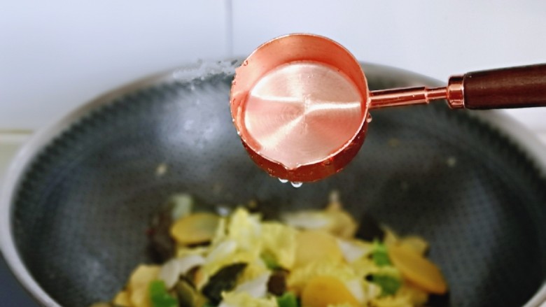 辣白菜炒土豆片,加入一小勺纯净水，将菜炒熟。