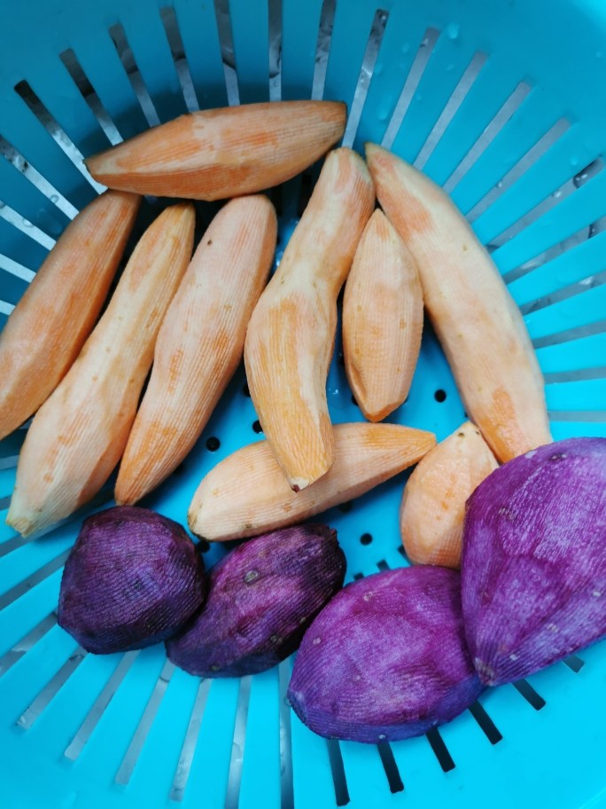 蜜薯丸子,蜜薯削皮洗干净，如果喜欢紫薯也可以来一点。