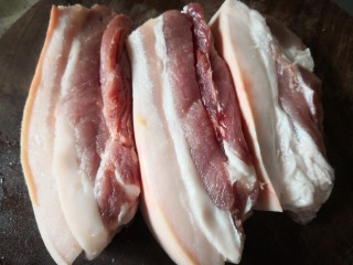 红烧五花肉,切成4.5厘米左右条块，不要太小。