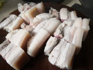 红烧五花肉,切成4.5厘米左右方块。