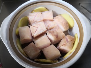 红烧五花肉,为防止肉粘锅壁，用生姜片垫层。