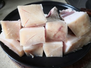 红烧五花肉,在皮层划2刀使肉质更入味，装盘待用。