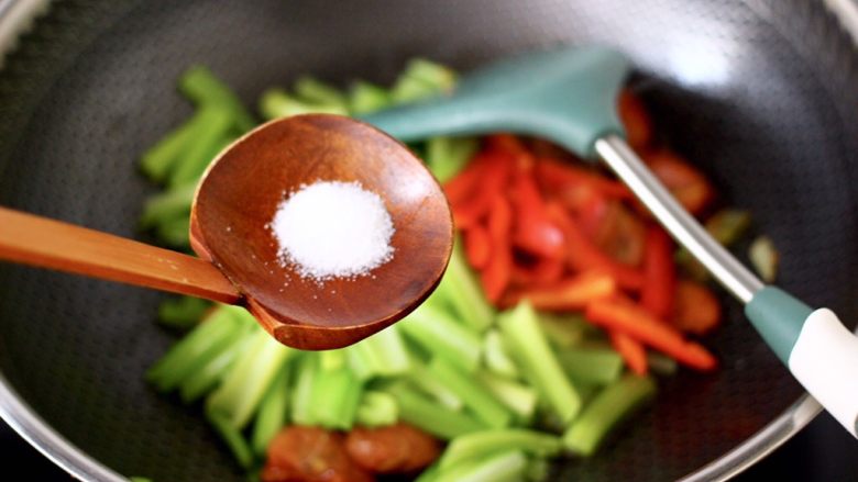 皮蛋肠辣炒芹菜,根据个人口味，加入适量的盐调味。