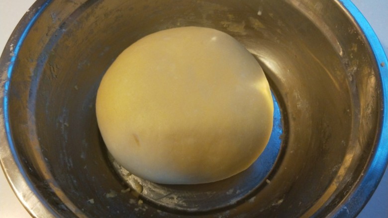 家庭版面包。,在揉光滑放入盆中封上保鲜膜发到两倍大。