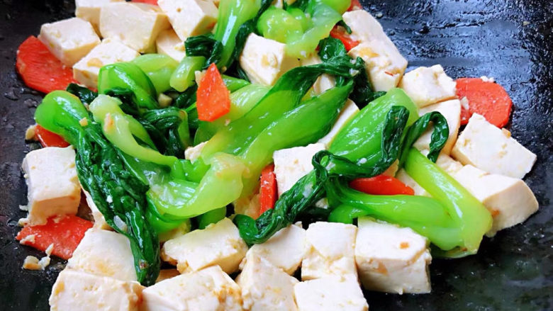 油菜豆腐,翻炒至调味均匀即可出锅享用
