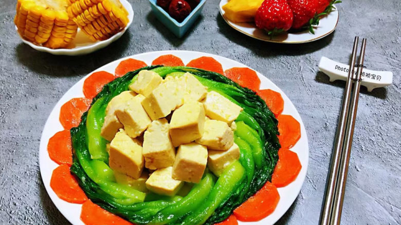 油菜豆腐,搭配玉米、大枣、水果一起吃就是标配的早餐