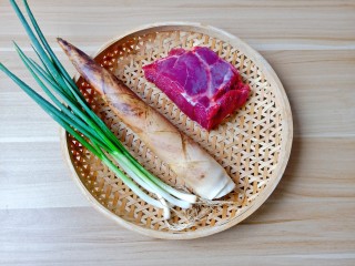 冬笋炒牛肉,经验丰富美厨娘都知道竹笋虽然是一年四季都有，但是唯雷笋的味道最为鲜美。