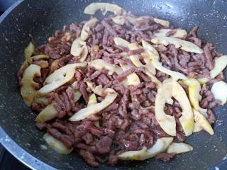 冬笋炒牛肉,把牛肉丝翻炒至变色与笋一起翻炒。