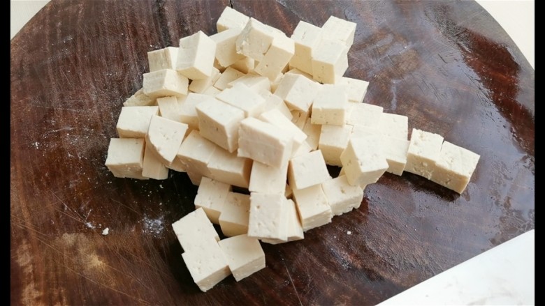 虾仁豆腐,然后切成块状。