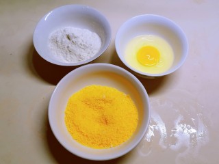 芋头酥,准备3个碗 分别放入鸡蛋 面包糠 面粉
