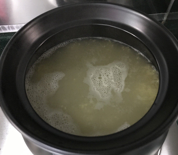小米炖海参,把砂锅移到燃气灶上，加盖大火；开锅后用勺子沿锅底搅拌搅拌，然后把火关掉，盖上盖子焖一会儿