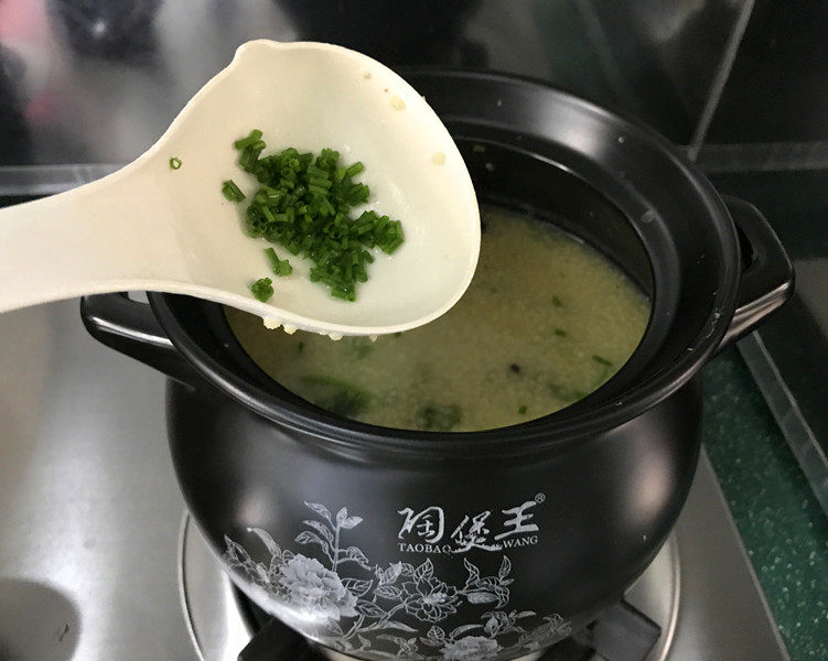 小米炖海参,大约焖个3、5分钟，打开锅盖，就能看到上面浮着一层厚厚地米油，最后再撒点葱花