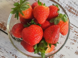 草莓炼奶冰淇淋,草莓清洗干净备用