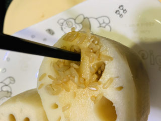 糯米藕,用筷子把糯米塞进去；