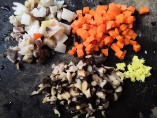 腊肉蛋黄烧麦,腊肉胡萝卜香菇都切小丁。