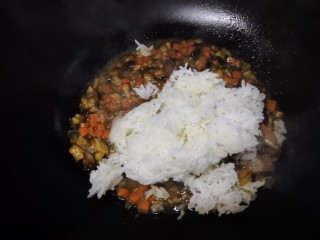腊肉蛋黄烧麦,倒入剩米饭。