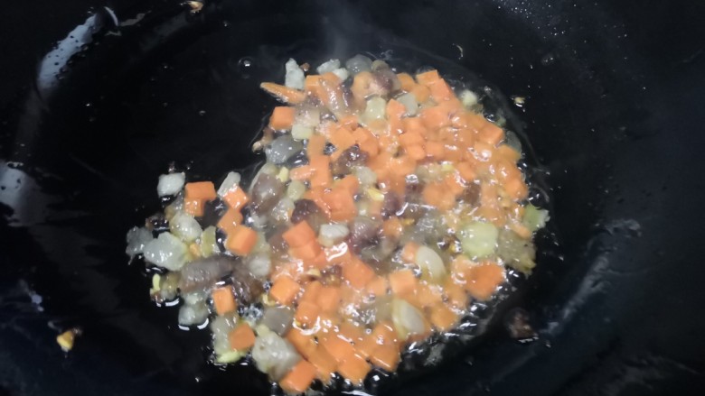 腊肉蛋黄烧麦,倒入胡萝卜翻炒。