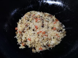 腊肉蛋黄烧麦,炒均匀，让每粒米都吸入汤汁。
