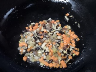 腊肉蛋黄烧麦,倒入香菇丁翻炒。