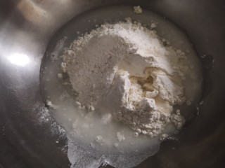 腊肉蛋黄烧麦,加入水（面粉吸水性不同，你可以分次加入）。
