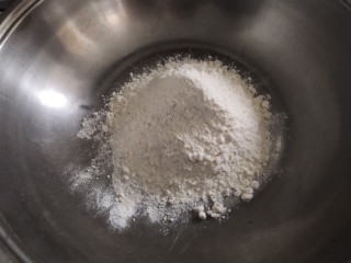 腊肉蛋黄烧麦,面粉和一点点盐混合。